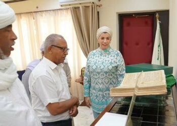تسليم نسخة نادرة من المصحف العثماني إلى شيخ الزاوية البكرية بتمنطيط