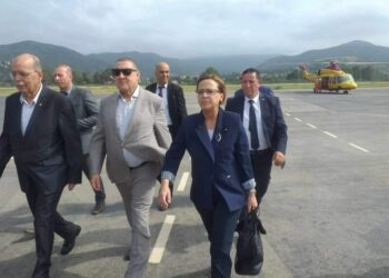 مراد يقدم واجب العزاء لضحايا الحرائق ببجاية