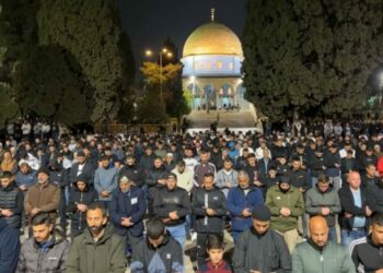 آلاف الفلسطينيين يؤدون صلاة الفجر في المسجد الأقصى