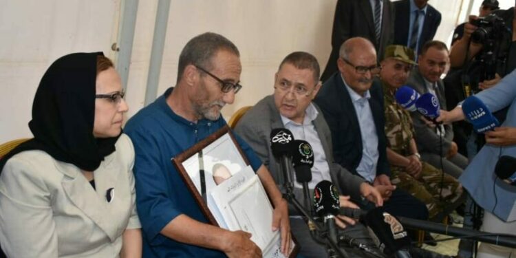 مراد يعزي عائلة شهيد الواجب الوطني بن خليفة فيصل