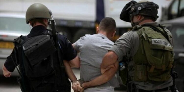 اعتقال 32 فلسطينيا في الضفة والقدس المحتلتين