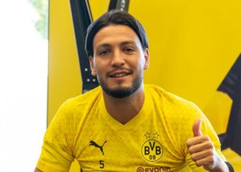 نادي دورتموند يشيد بتألق بن سبعيني في ودية تشلسي