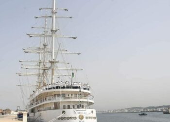 قائد القوات البحرية يشرف على تفتيش مفرزة بحرية بالأميرالية