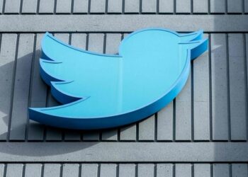لافتة “تويتر” تباع في مزاد علني