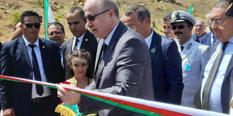الوزير الاول يدعو الى تفعيل وحدات صيانة الطريق السيار شرق-غرب