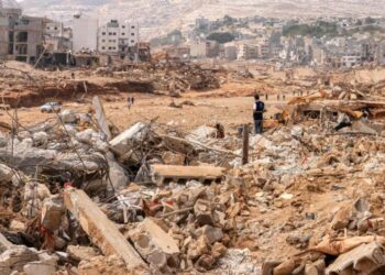 متظاهرون غاضبون يدعون إلى توحيد ليبيا ودرنة تحصي خسائرها