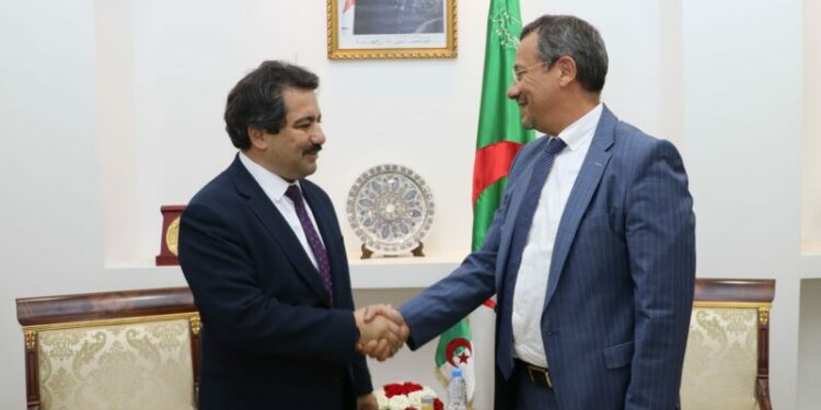 وزير الأشغال العمومية يستقبل السفير التركي بالجزائر