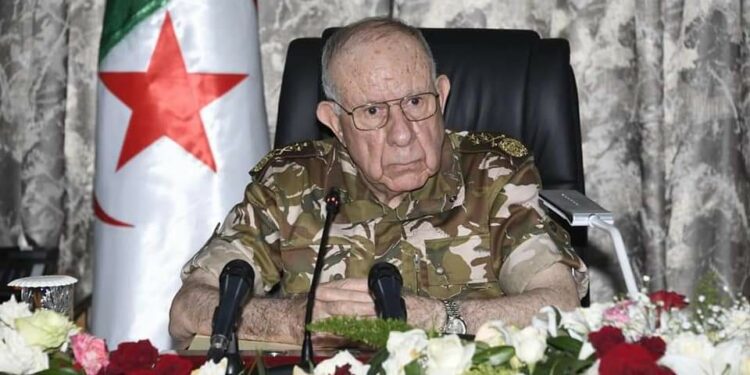 الفريق أول شنقريحة يتفقد القاعدة الجوية بأم البواقي
