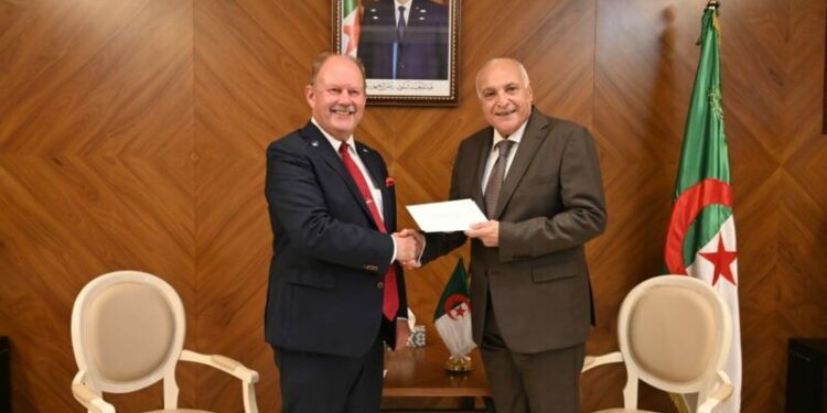 عطاف يتسلم أوراق اعتماد سفير فنلندا الجديد