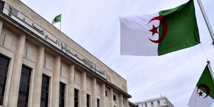 أكثر من 30 مشروعا لتكييف المنظومة القانونية مع الدستور