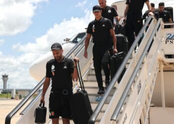 المنتخب الوطني يحط الرحل بداكار