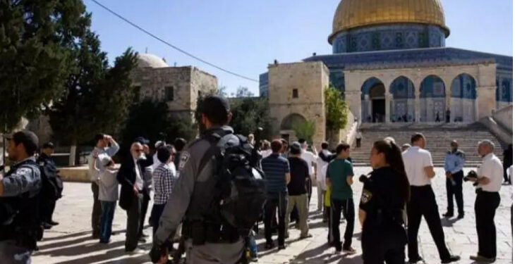 عشرات المستوطنين يقتحمون المسجد الأقصى المبارك