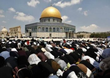 آلاف الفلسطينيين يؤدون صلاة الجمعة في الأقصى المبارك