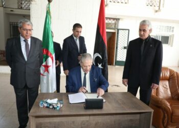 فيضانات ليبيا.. قوجيل يوقع على سجل التعازي