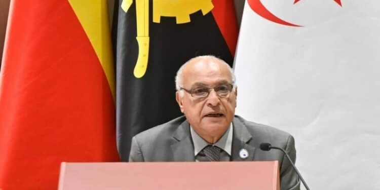 عطاف: سكوت.. هناك شعبٌ يُقتل