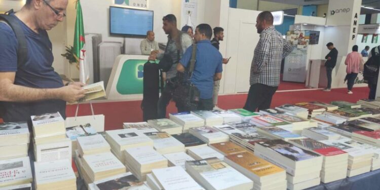 الجزائريون يقبلون على كتب الذاكرة والتاريخ بشكل متعاظم