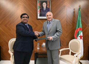 عطاف يتسلم أوراق اعتماد سفير باكستان الجديد