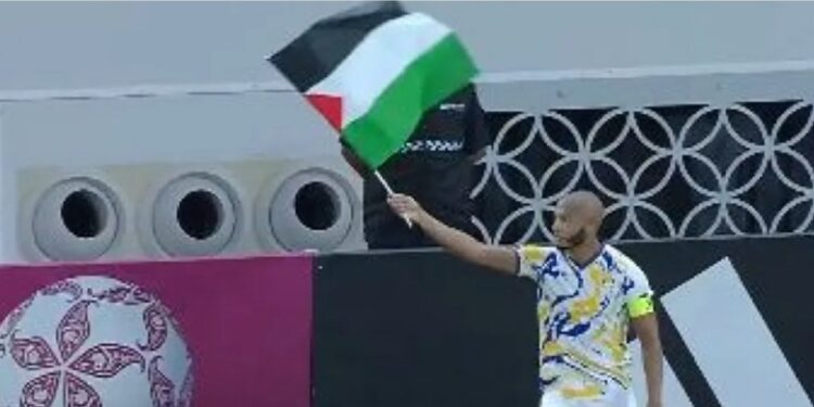 براهيمي يسجل ويحتفل بعلم فلسطين