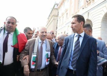 قوجيل يشارك الجزائريين مسيرتهم الشعبية الداعمة للشعب الفلسطيني