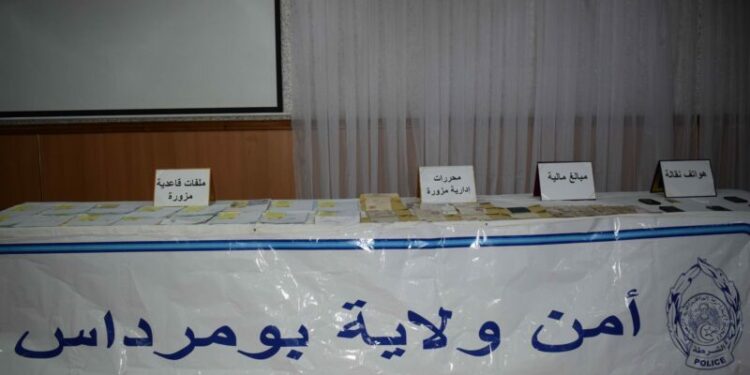 تفكيك شبكة إجرامية تُزوّر ملفات مركبات ببومرداس