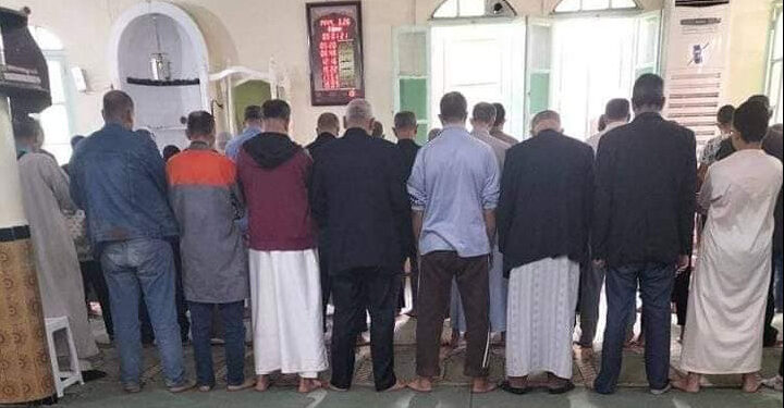 الجزائريون يؤدون صلاة الاستسقاء