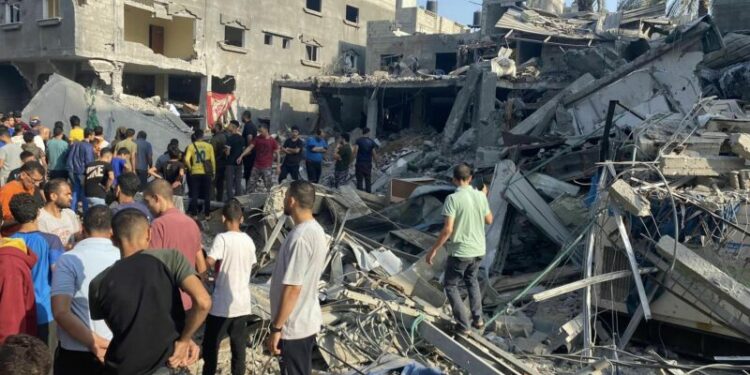 استشهاد 10 فلسطينيين في غارة استهدفت مخبزة في غزة