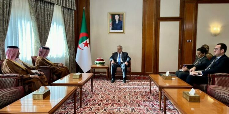 الوزير الأول يستقبل سفير قطر بالجزائر