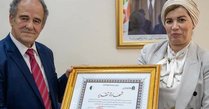 وزيرة الثقافة تكرم عبد القادر بن دعماش