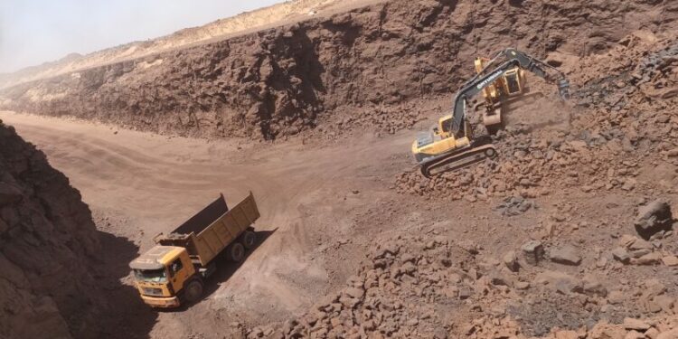 رئيس الجمهورية يأمر بإثراء مشروع قانون تنظيم النشاطات المنجمية