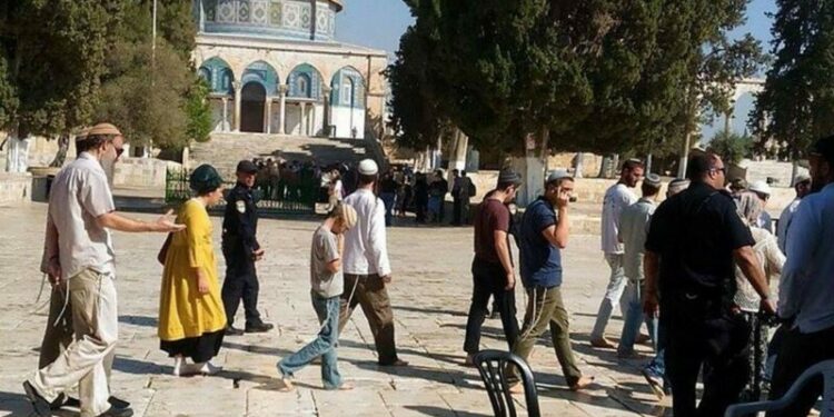 عشرات المستوطنين الصهاينة يقتحمون المسجد الأقصى