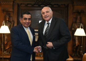 عطاف يجري مشاورات مع وزير الدولة البريطاني للشؤون الخارجية