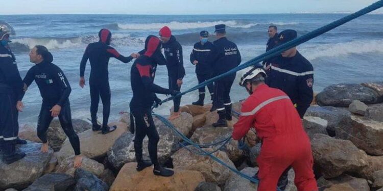 إنقاذ صيادين والبحث عن ثالث في عرض البحر بعنابة