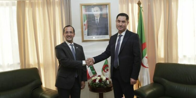 وزير الاتصال يستقبل سفير الكويت بالجزائر
