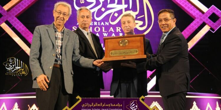 تكريم الباحثين حليمي وموساوي من طرف مؤسسة وسام العالم الجزائري