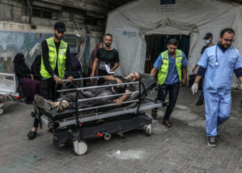 مجمع طبي بغزة يناشد العالم لإنقاذ حياة المصابين