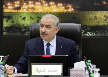 اشتية يدعو العالم للمساعدة على وقف العدوان الصهيوني