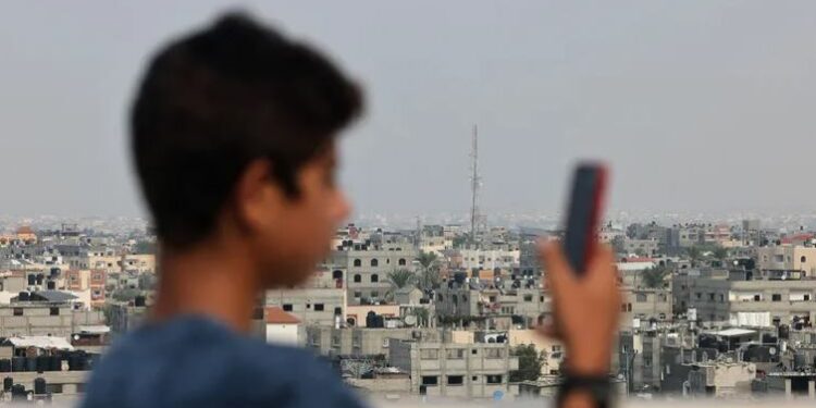انقطاع كامل لخدمات الإنترنت والاتصالات بغزة