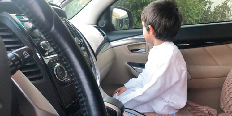 هذه عقوبة نقل الأطفال في المقاعد الأمامية للمركبة