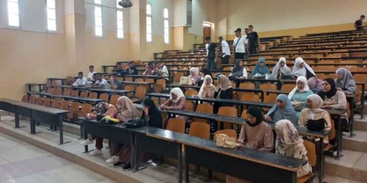 المنحة الجامعية.. باب التسجيل مفتوح حتى آخر الشهر