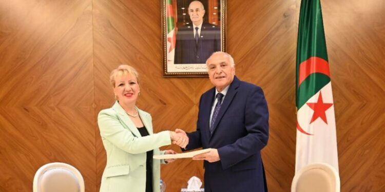 عطاف يستقبل السفيرة الجديدة لصربيا