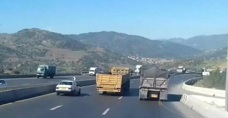 تحويل حركة مرور هذه المركبات بالطريق السيار شرق-غرب
