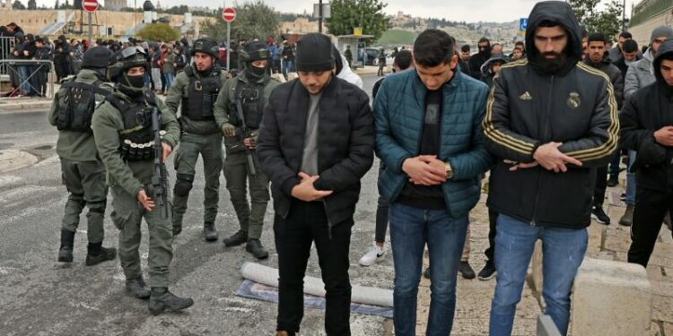 الاحتلال الصهيوني يقمع المصلين قرب وادي الجوز بالقدس