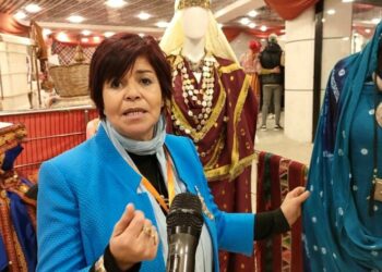 مصممة أزياء تبدع في خياطة ألبسة تقليدية