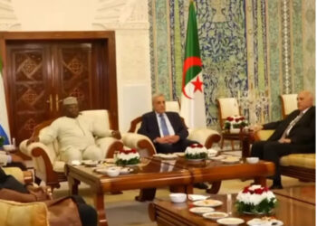 الرئيس السيراليوني يضع إكليلا من الزهور بمقام الشهيد