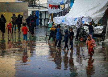 مراكز إيواء ومدارس تغمرها المياه في غزة