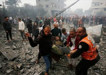 عشرات الشهداء والجرحى في قصف صهيوني وسط وجنوبي غزة