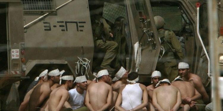 المرصد الأورومتوسطي: الاحتلال يجلب صهاينة لمشاهدة تعذيب المعتقلين الفلسطينيين