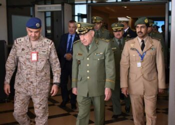 الفريق أول شنقريحة يزور مركز عمليات القوات الجوية السعودية