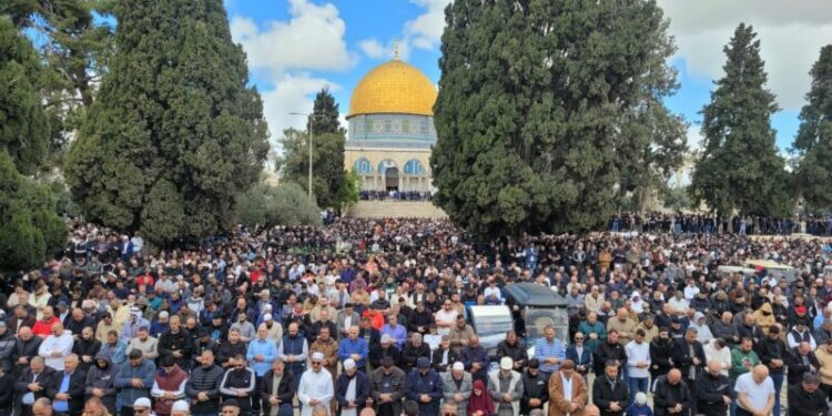 80 ألفا فلسطيني يصلون الجمعة الأولى من رمضان في المسجد الأقصى