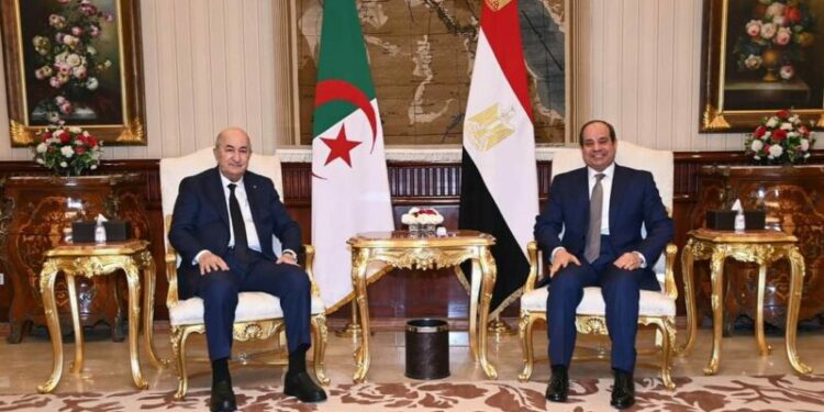 رئيس الجمهورية يتحادث مع نظيره المصري